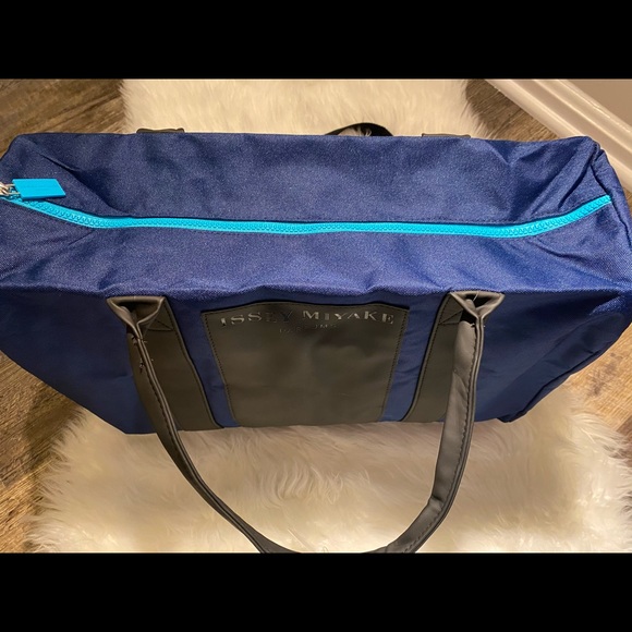 Clearance! 🦋 Weekender Bag - Picture 3 of 4